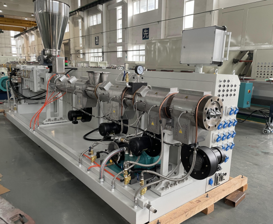 Elementos que componen la línea de extrusión de tubos de plástico