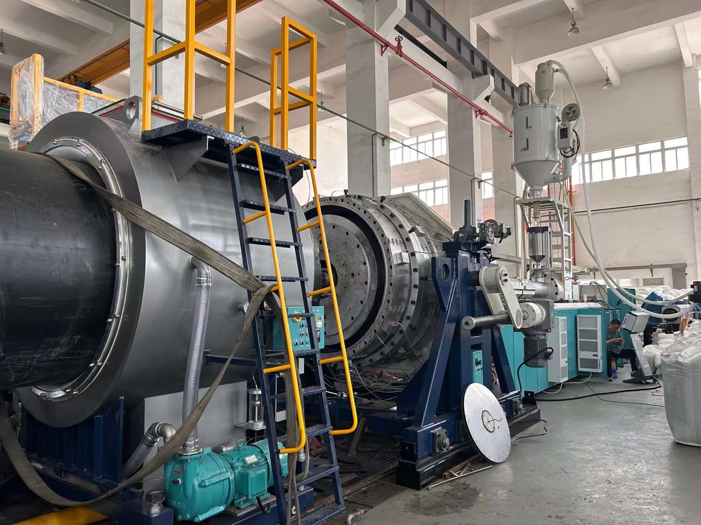 Tuberías de alto espesor y gran diámetro: cómo evitar el pandeo en la extrusión de tuberías